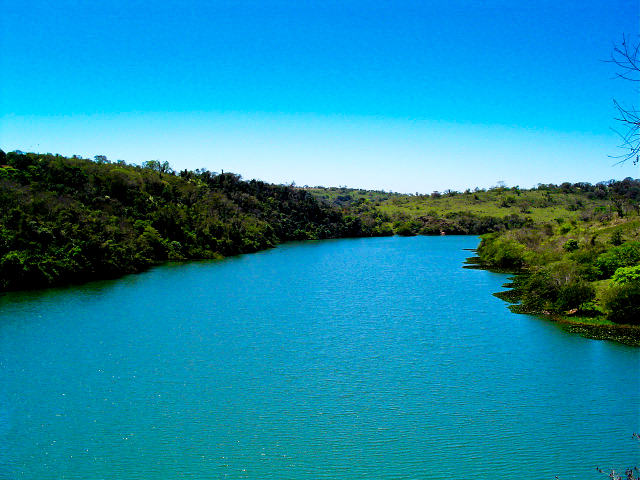 O rio Paranapanema, no trecho em que banha a cidade de Piraju/SP. Imagem: Luiz Gustavo Leme/FlickrCC.