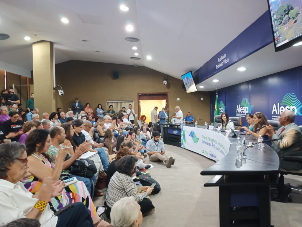 Auditório lotado na Assembleia Legislativa de São Paulo para o lançamento da frente parlamentar ambientalista.