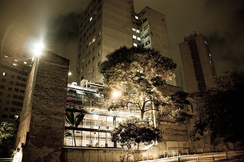 Teatro Oficina no bairro da Bela Vista na zona central da cidade de São Paulo. Crédito: Wikimedia Commons.