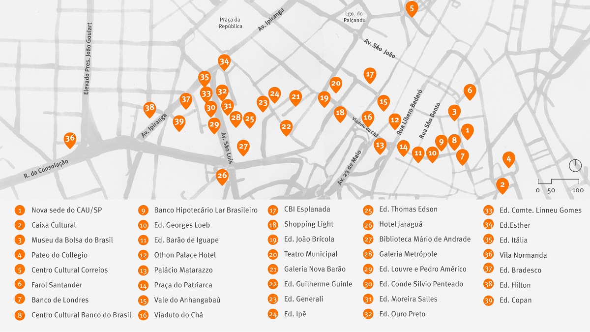 Mapa da região central da cidade de São Paulo com fundo cinza e pontos de destaque em laranja, identificados por números com lista de nomes na parte inferior da imagem.