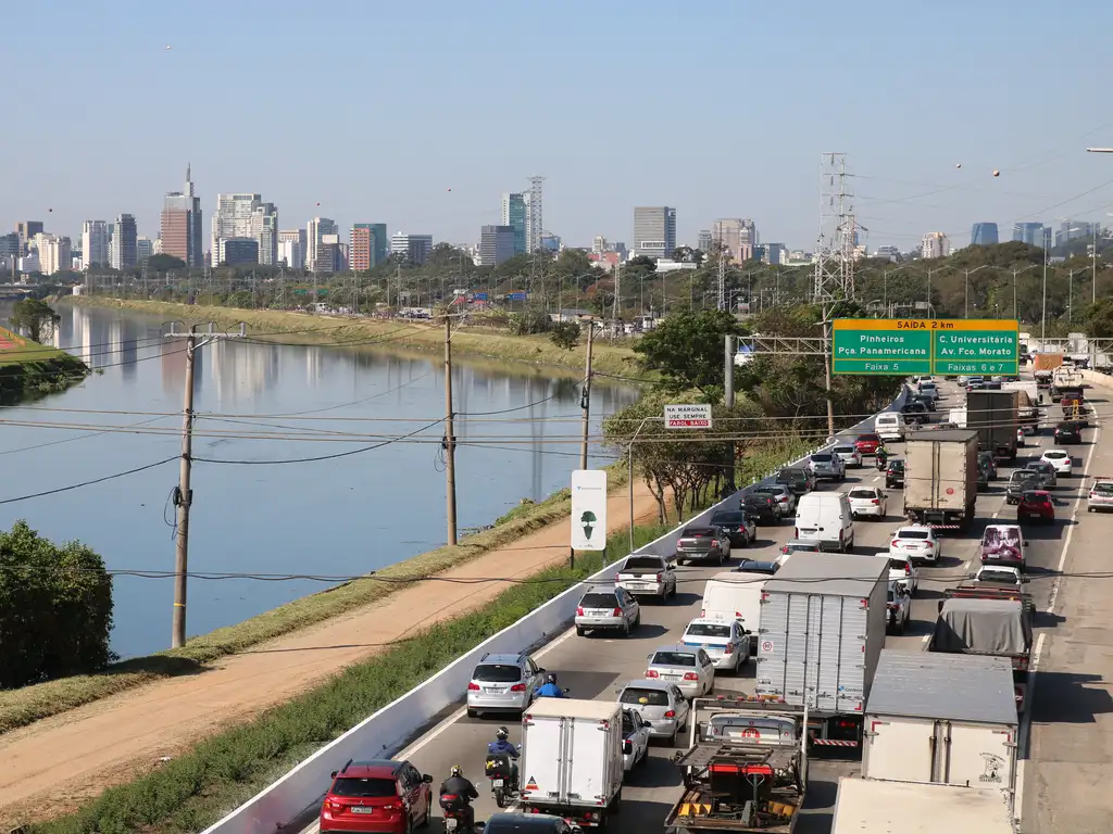 A foto apresenta um congestionamento de veículos na via Marginal Pinheiros na cidade de São Paulo.