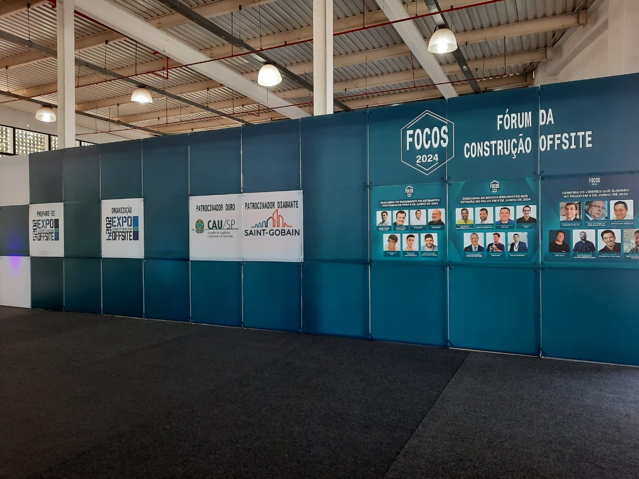 #PraCegoVerA foto mostra banners do evento chamado “FÓRUM DA CONSTRUÇÃO OFFSITE” e “FOCOS 2024”, com logos dos patrocinadores e apoiadores, a exemplo do CAU São Paulo.