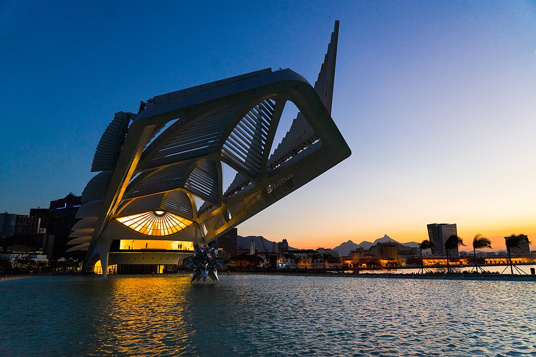 #PraCegoVerFotografia noturna do Museu do Amanhã, no Rio de Janeiro. 