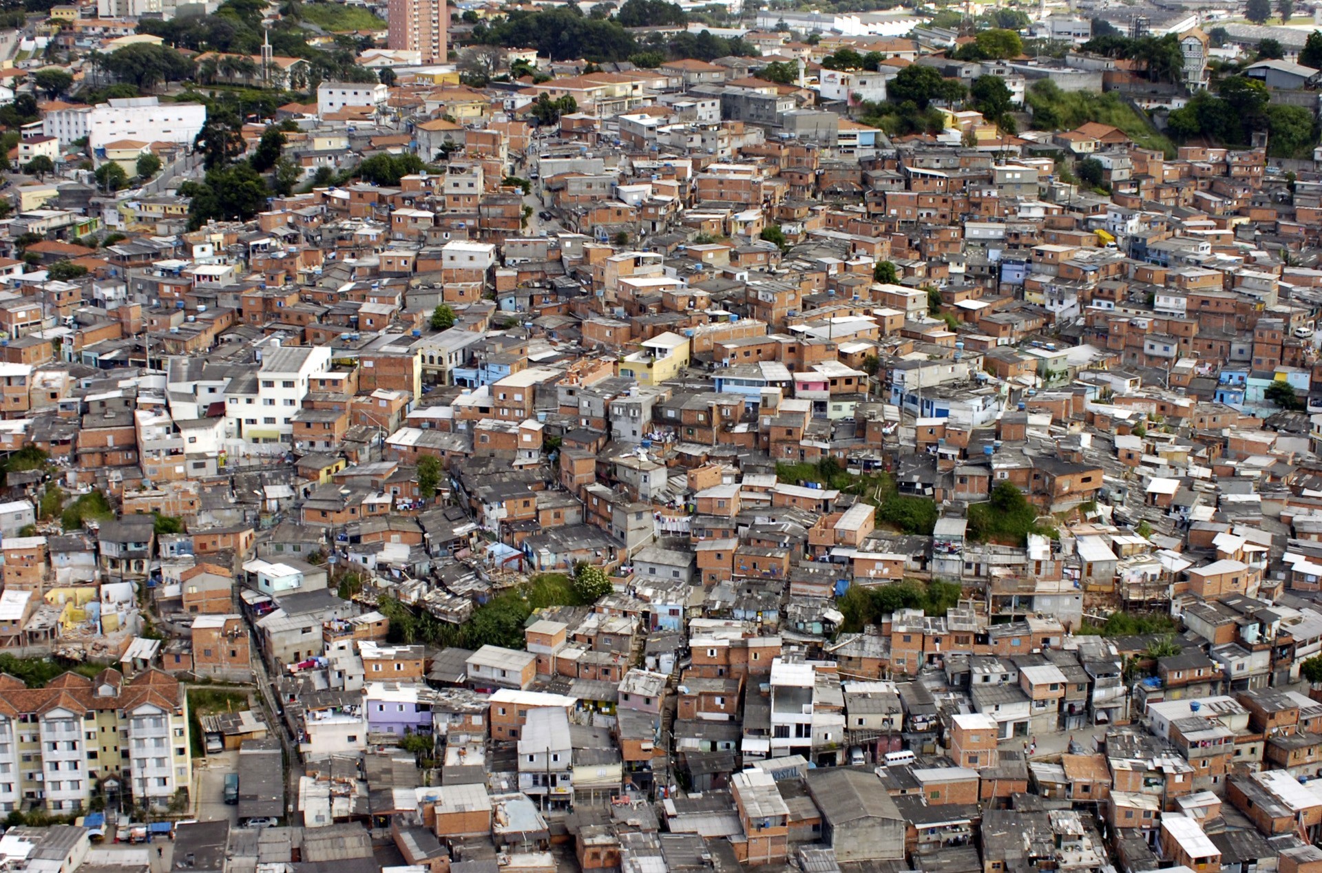 #PraCegoVerImagem mostra fotografia aérea de favela paulista.